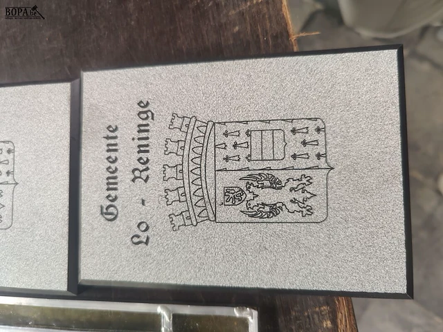 Lot 12 - wapenschild glasraampjes en bordjes - 5 stuks - afbeelding 3 van  3