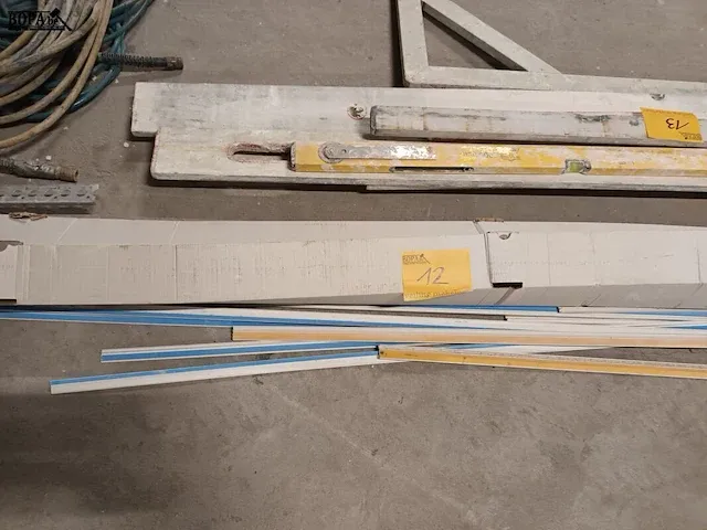 Lot 12 - zelfklevende afwerkprofielen in pvc. ca 25 stuks - afbeelding 1 van  3
