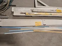 Lot 12 - zelfklevende afwerkprofielen in pvc. ca 25 stuks - afbeelding 1 van  3