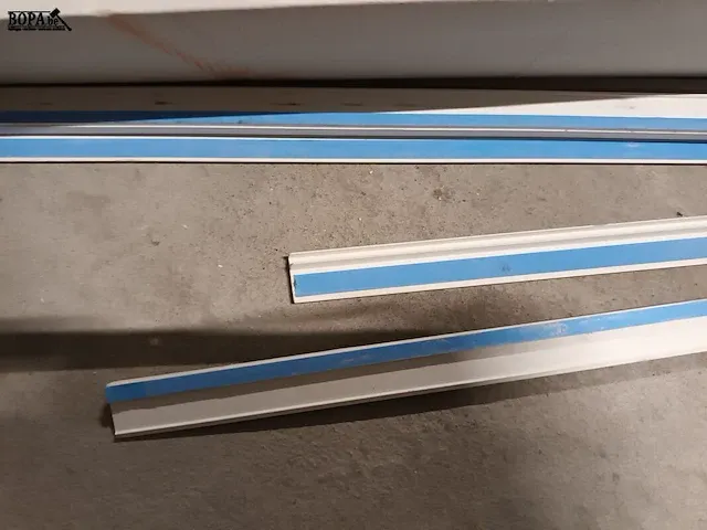 Lot 12 - zelfklevende afwerkprofielen in pvc. ca 25 stuks - afbeelding 2 van  3