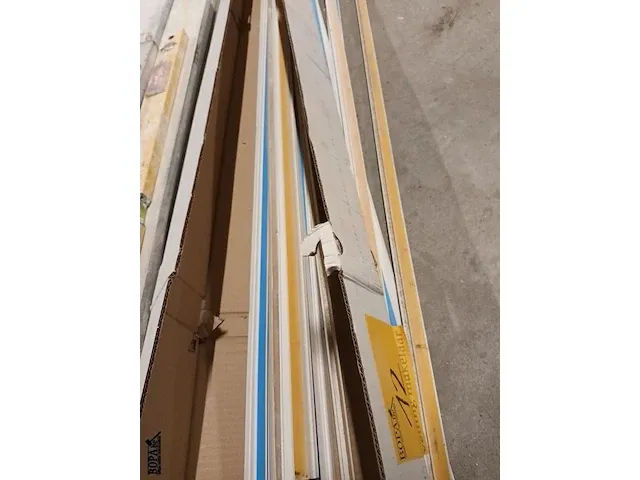 Lot 12 - zelfklevende afwerkprofielen in pvc. ca 25 stuks - afbeelding 3 van  3