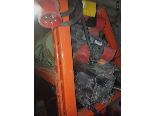 Lot 120 - drijfkrachtstekkers en verdeeldoos - afbeelding 2 van  2