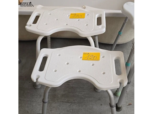 Lot 120 - hoogte verstelbare douche krukken 2 stuks - afbeelding 1 van  3