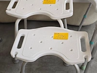 Lot 120 - hoogte verstelbare douche krukken 2 stuks - afbeelding 1 van  3