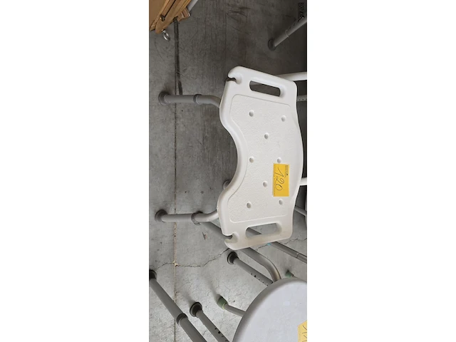 Lot 120 - hoogte verstelbare douche krukken 2 stuks - afbeelding 2 van  3