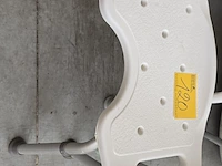 Lot 120 - hoogte verstelbare douche krukken 2 stuks - afbeelding 2 van  3