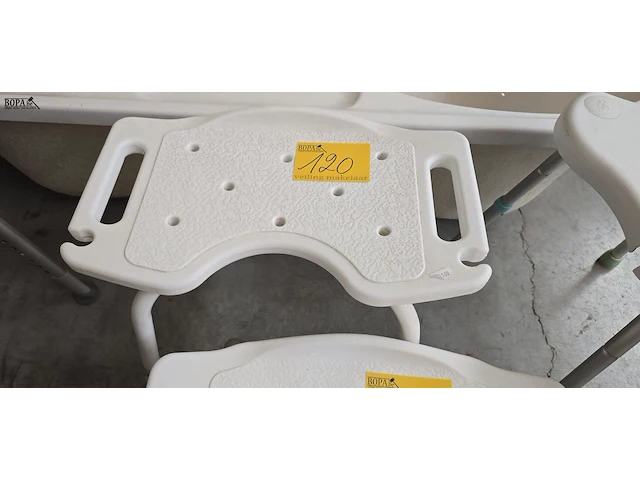 Lot 120 - hoogte verstelbare douche krukken 2 stuks - afbeelding 3 van  3
