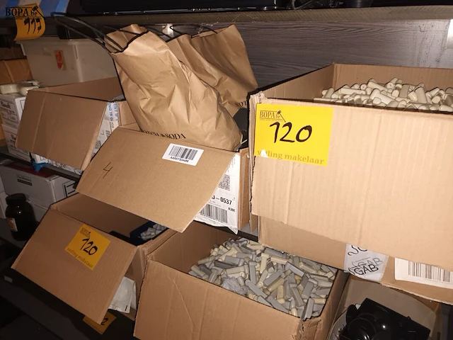 Lot 120 - kledij beveiliging - afbeelding 1 van  5