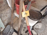 Lot 120 - lot tuingereedschap - afbeelding 1 van  3