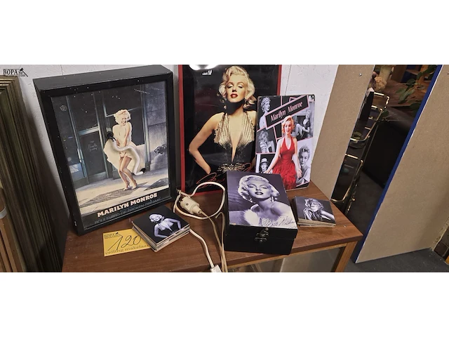 Lot 120 - marilyn monroe metalen platen, kader met licht... - afbeelding 1 van  8