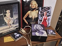 Lot 120 - marilyn monroe metalen platen, kader met licht... - afbeelding 1 van  8