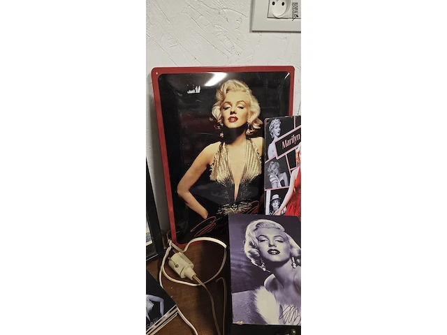 Lot 120 - marilyn monroe metalen platen, kader met licht... - afbeelding 3 van  8