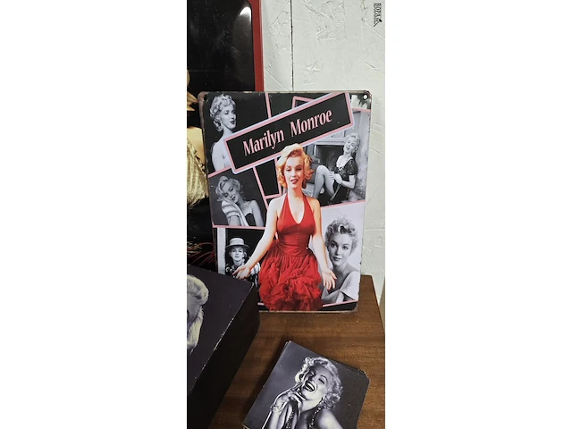 Lot 120 - marilyn monroe metalen platen, kader met licht... - afbeelding 4 van  8
