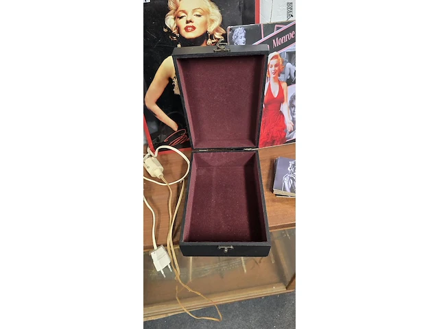 Lot 120 - marilyn monroe metalen platen, kader met licht... - afbeelding 7 van  8