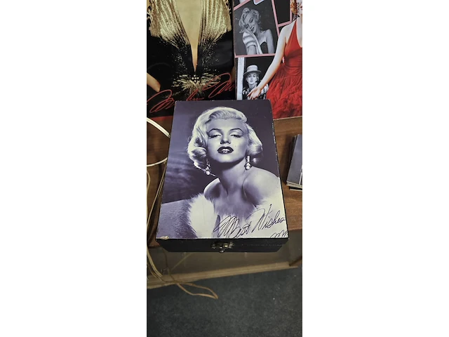 Lot 120 - marilyn monroe metalen platen, kader met licht... - afbeelding 8 van  8