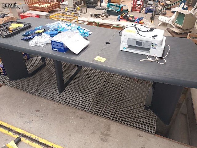 Lot 120 - pvc tuintafel - afbeelding 1 van  3