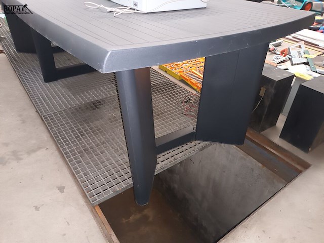 Lot 120 - pvc tuintafel - afbeelding 2 van  3