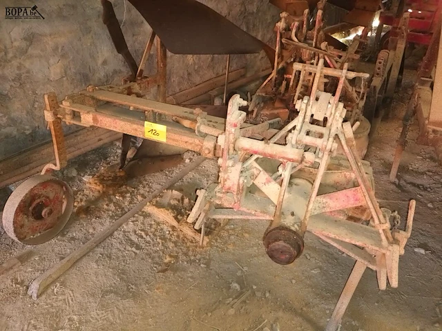 Lot 120 - tractorploeg. 2 stuks - afbeelding 1 van  4