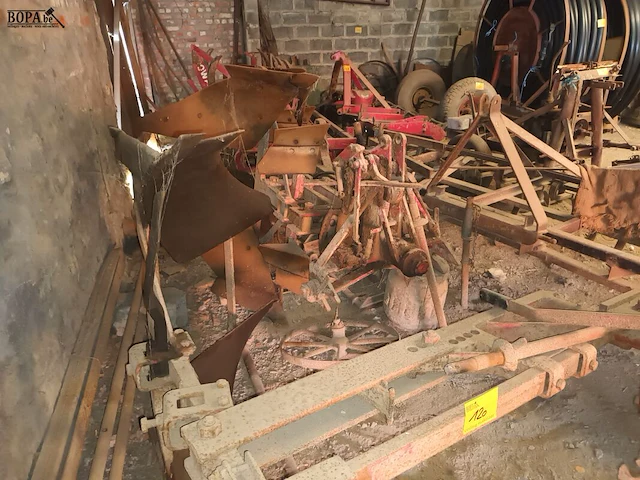 Lot 120 - tractorploeg. 2 stuks - afbeelding 4 van  4