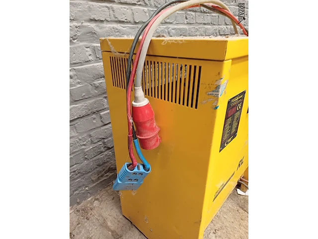 Lot 1202 - batterijoplader - afbeelding 4 van  6