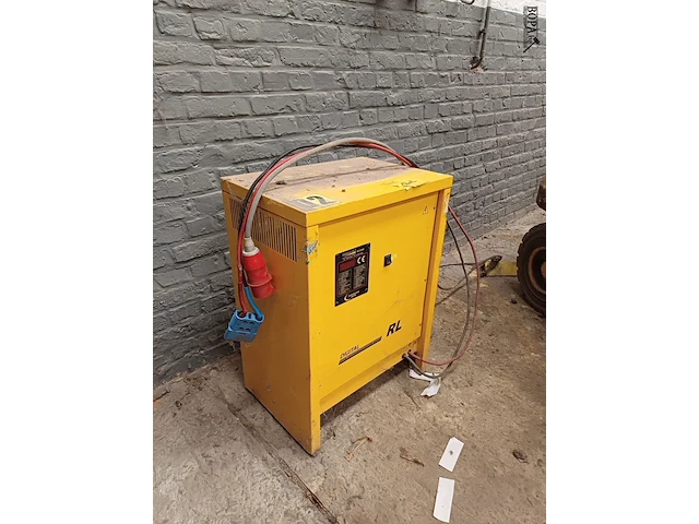 Lot 1202 - batterijoplader - afbeelding 5 van  6