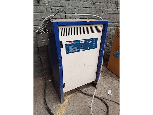 Lot 1203 - batterijoplader - afbeelding 1 van  5