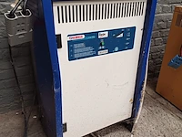 Lot 1203 - batterijoplader - afbeelding 1 van  5