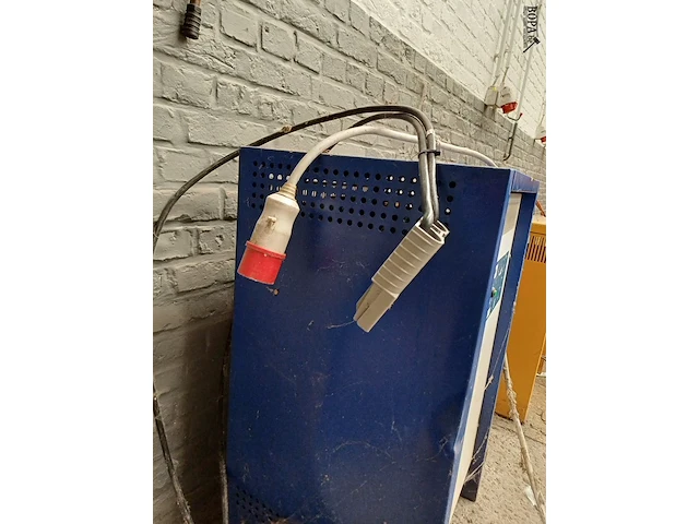 Lot 1203 - batterijoplader - afbeelding 3 van  5