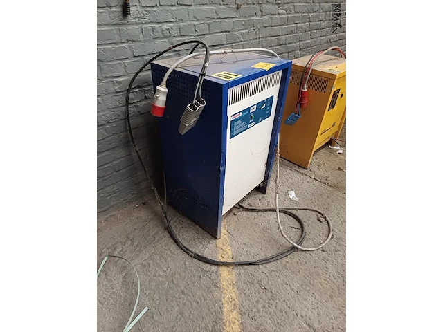 Lot 1203 - batterijoplader - afbeelding 5 van  5