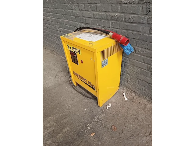 Lot 1204 - batterijoplader - afbeelding 1 van  6