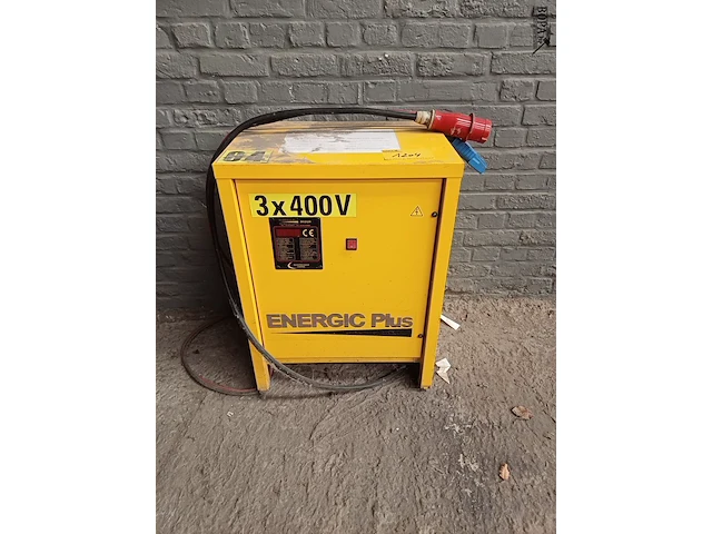 Lot 1204 - batterijoplader - afbeelding 2 van  6