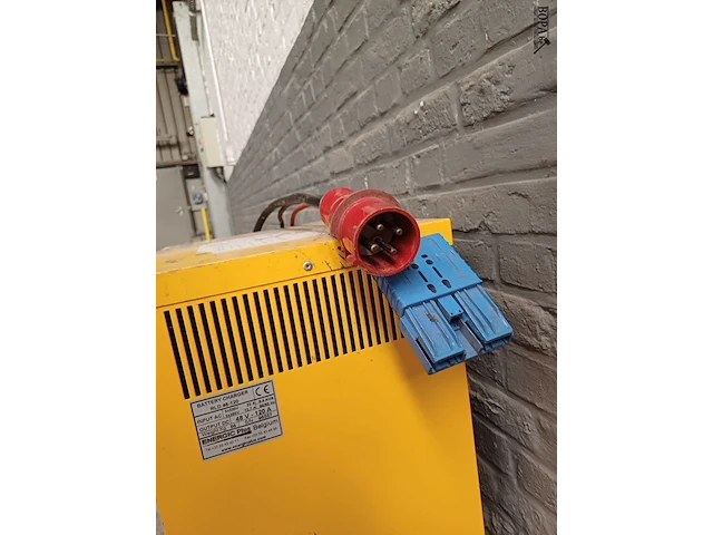 Lot 1204 - batterijoplader - afbeelding 5 van  6
