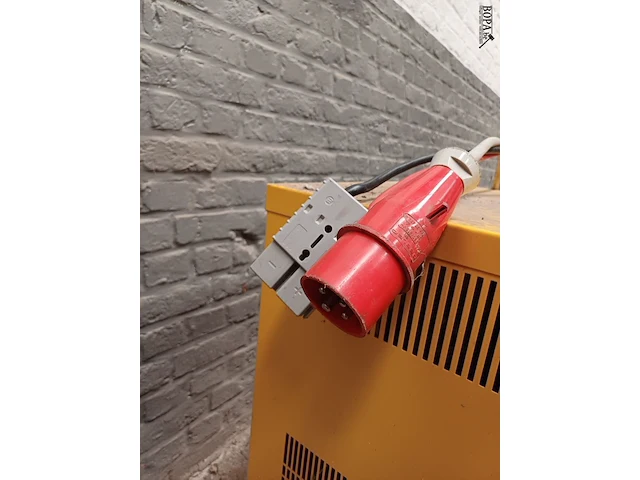 Lot 1206 - batterijoplader - afbeelding 3 van  4
