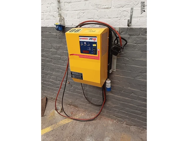Lot 1208 - batterijoplader - afbeelding 1 van  4