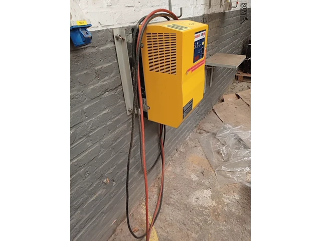 Lot 1208 - batterijoplader - afbeelding 2 van  4