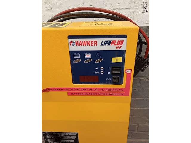 Lot 1208 - batterijoplader - afbeelding 3 van  4