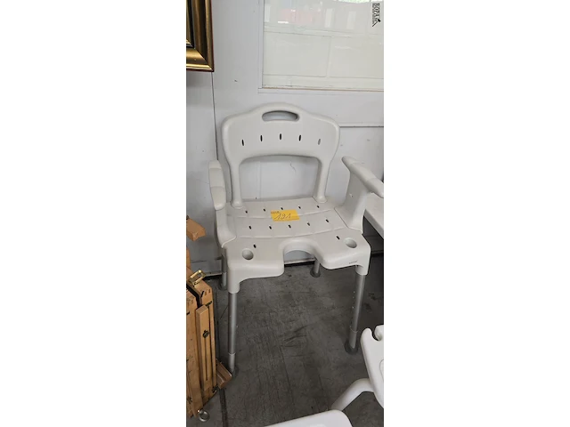 Lot 121 - hoogte verstelbare douche stoel - afbeelding 1 van  2