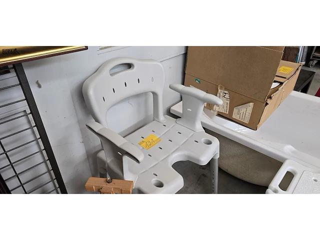 Lot 121 - hoogte verstelbare douche stoel - afbeelding 2 van  2
