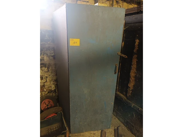 Lot 121 - houten kast met inhoud - afbeelding 1 van  2