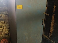 Lot 121 - houten kast met inhoud - afbeelding 1 van  2