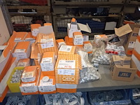 Lot 121 - lot bevestigingsmateriaal - afbeelding 2 van  4