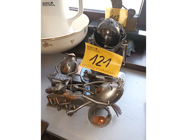 Lot 121 - metaalfiguren. 3 stuks - afbeelding 1 van  4