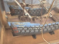 Lot 121 - modelboot in kast met verlichting - afbeelding 2 van  5