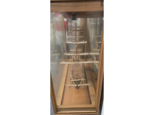Lot 121 - modelboot in kast met verlichting - afbeelding 5 van  5