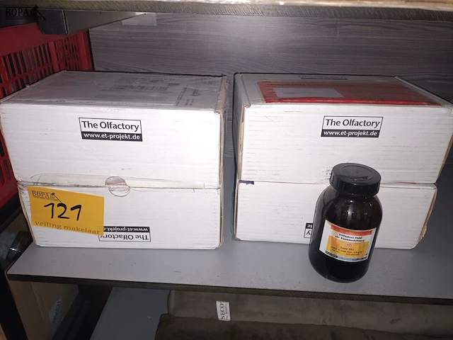 Lot 121 - olie voor aromaverstuiver - afbeelding 1 van  2