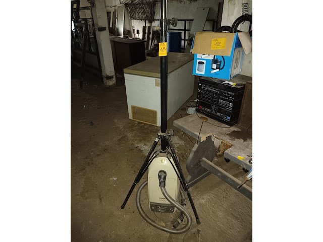 Lot 121 - stofzuiger en statief - afbeelding 1 van  2