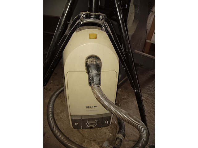 Lot 121 - stofzuiger en statief - afbeelding 2 van  2