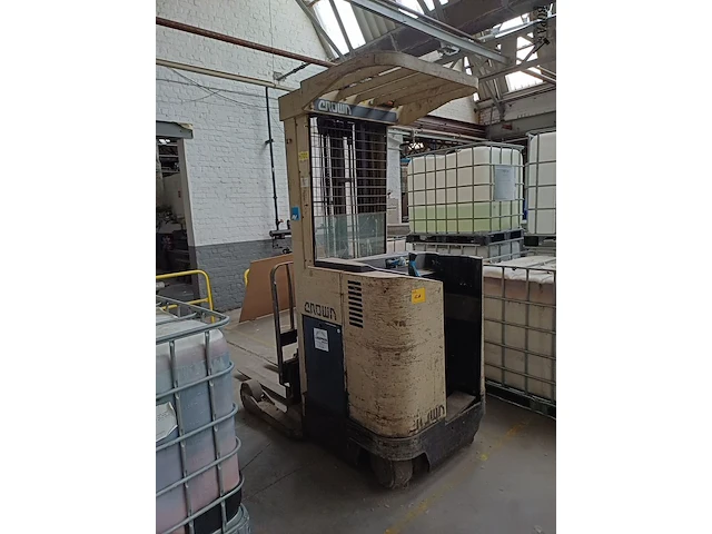 Lot 1211 - heftruck crown - afbeelding 1 van  7