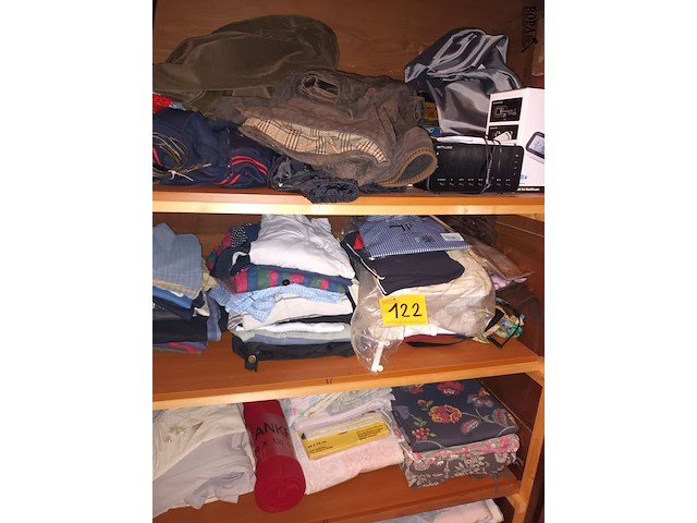 Lot 122 - kleding, linnen en elektro. inhoud kleerkast - afbeelding 1 van  5