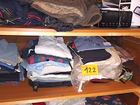 Lot 122 - kleding, linnen en elektro. inhoud kleerkast - afbeelding 1 van  5